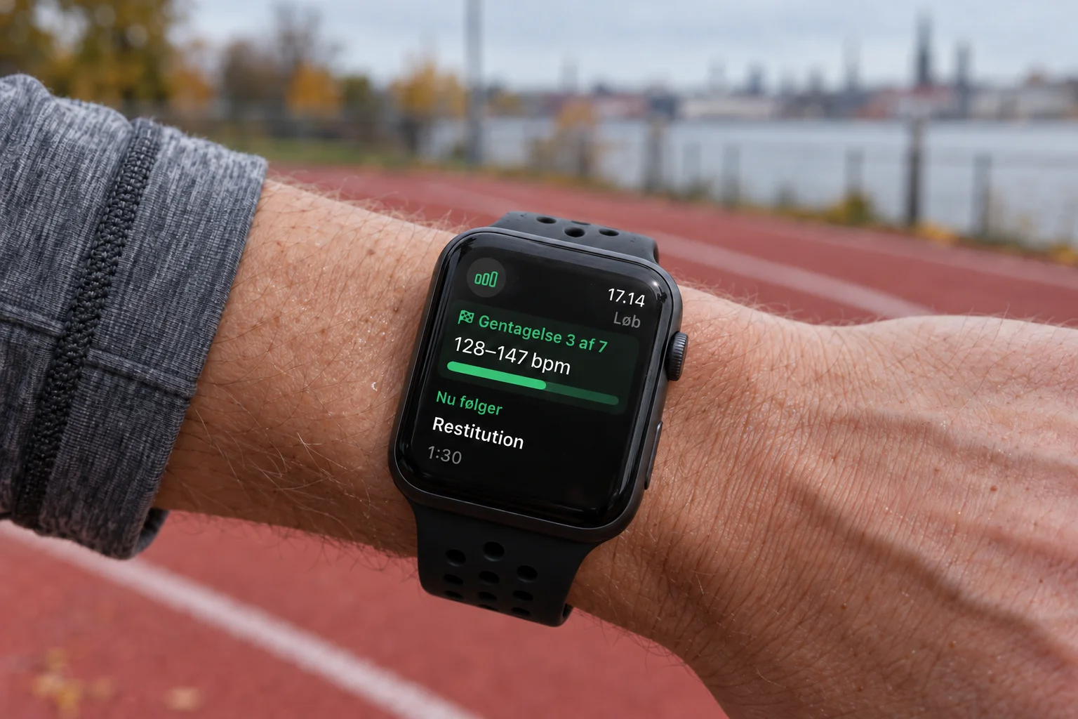 Kiitos intervalmål på et Apple Watch med synlig Digital Crown og fastgjort sportsrem.