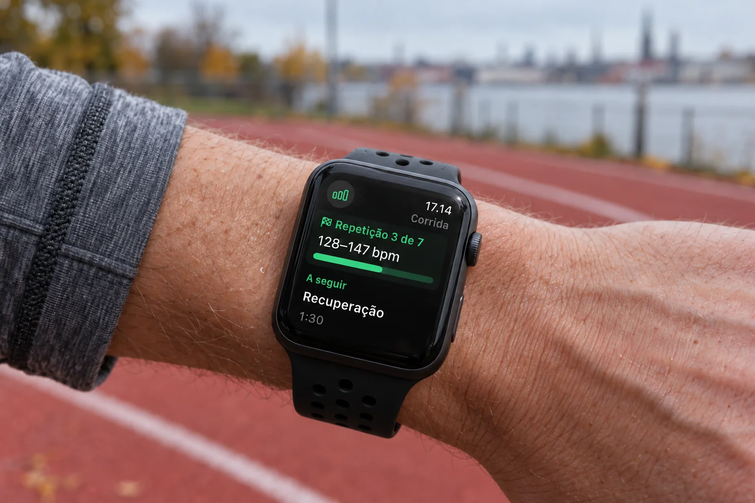Metas de intervalos do Kiito em um Apple Watch com Digital Crown visível e pulseira esportiva conectada.